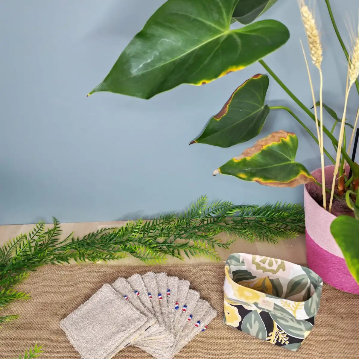 Panier et ses lingettes démaquillantes