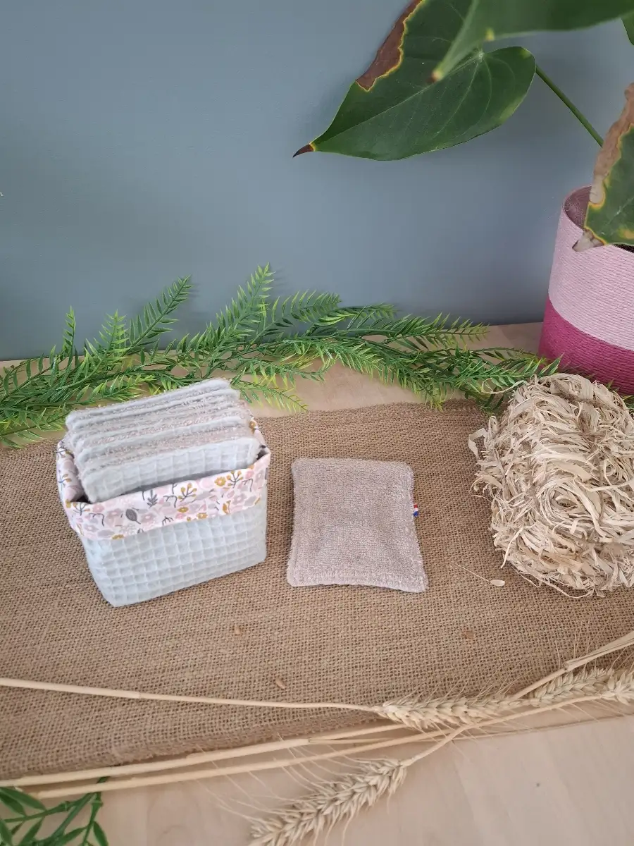 Panier et ses lingettes démaquillantes