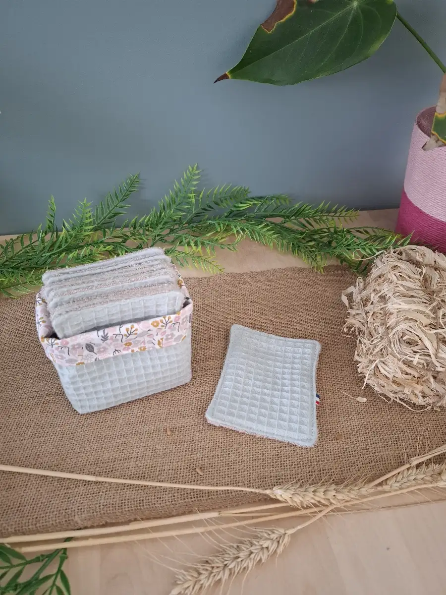 Panier et ses lingettes démaquillantes