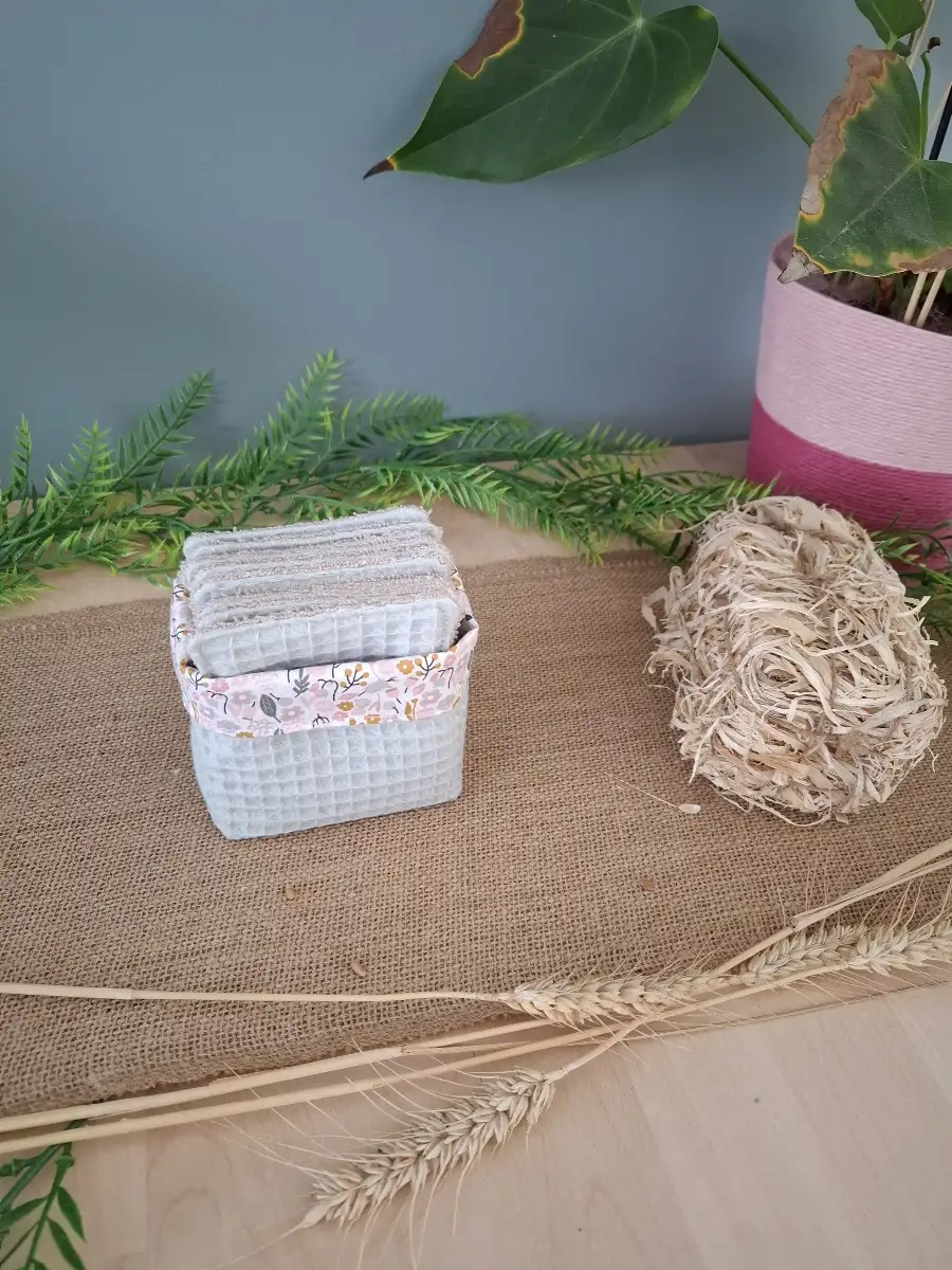 Panier et ses lingettes démaquillantes