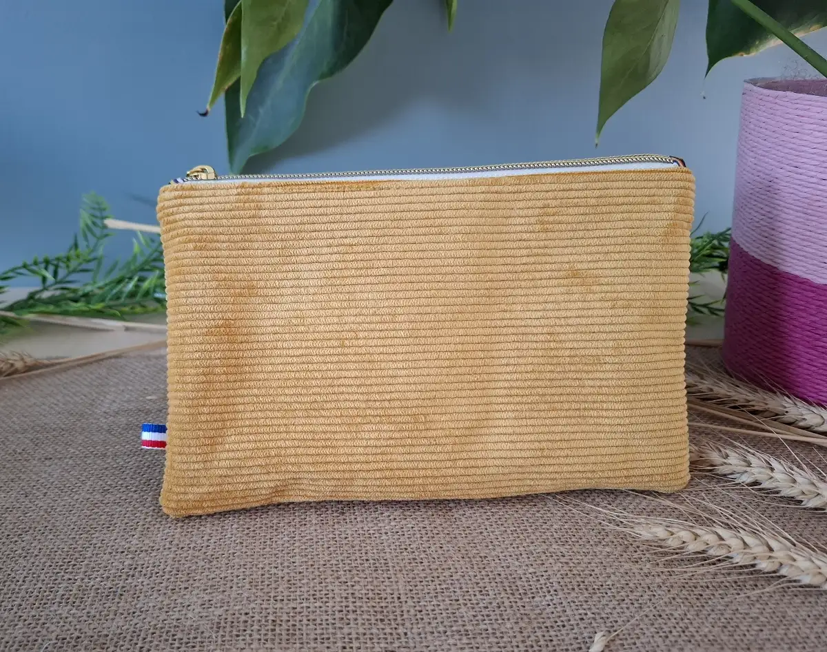 Pochettes maquillages velours moutarde