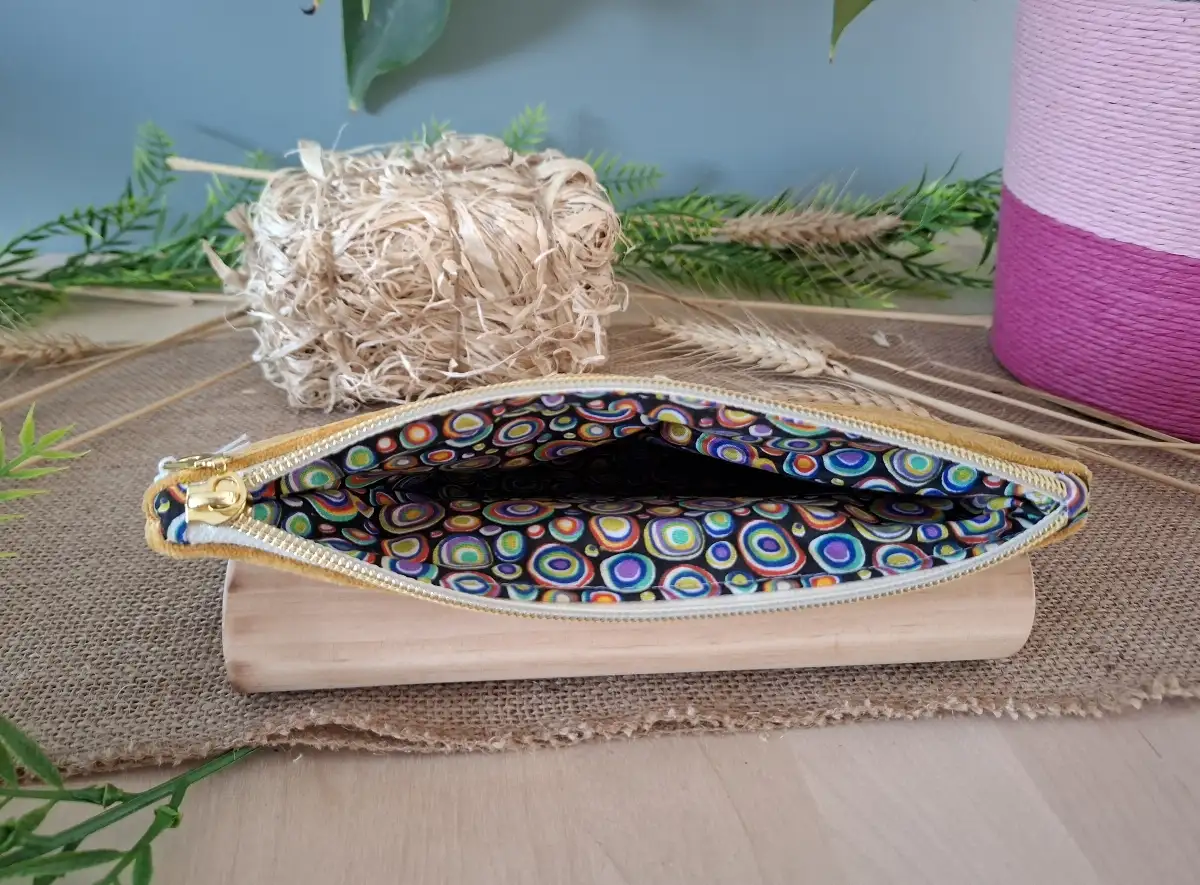 Pochettes maquillages velours moutarde