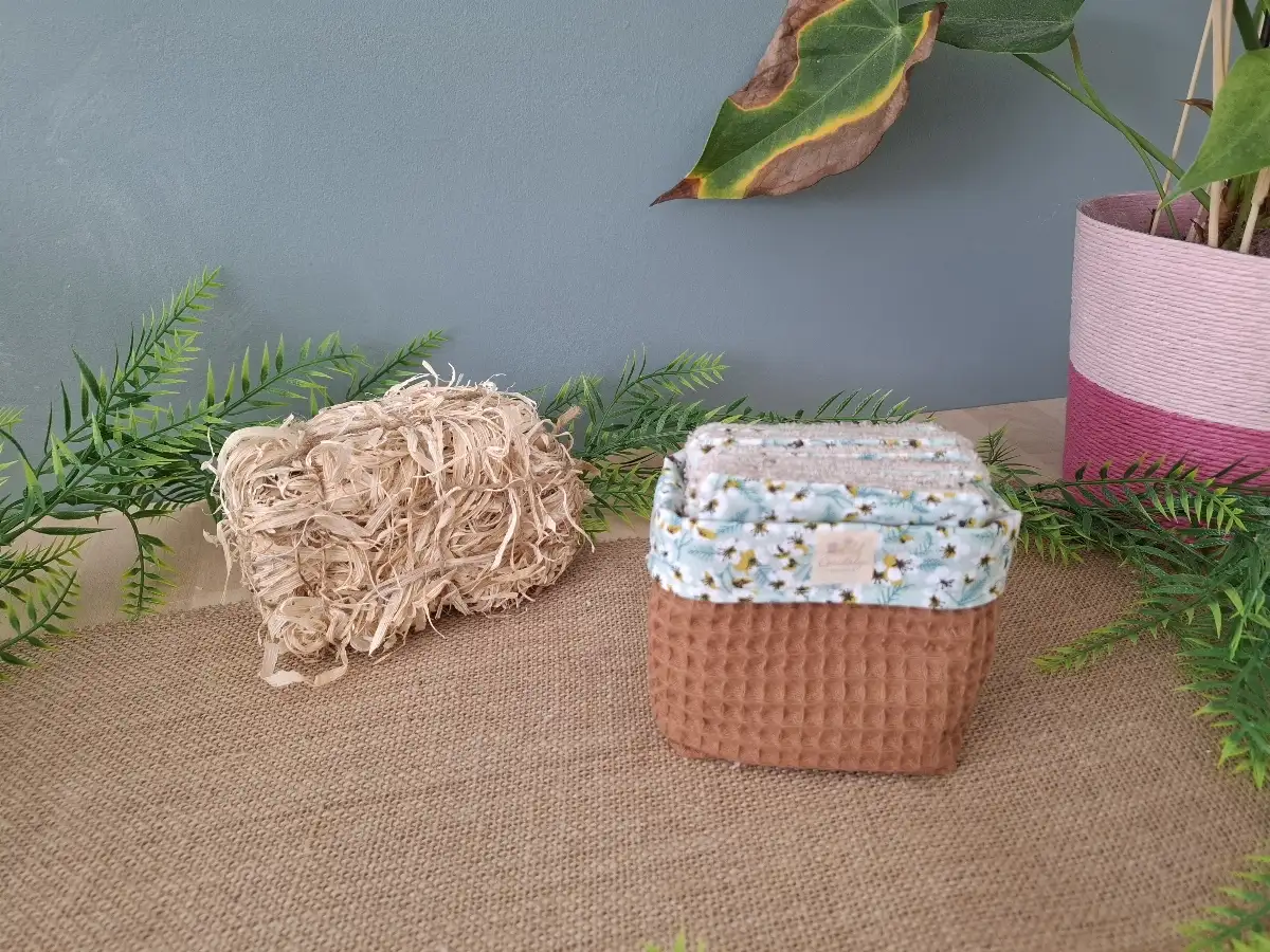 Panier et ses lingettes démaquillantes nid d'abeille Camel