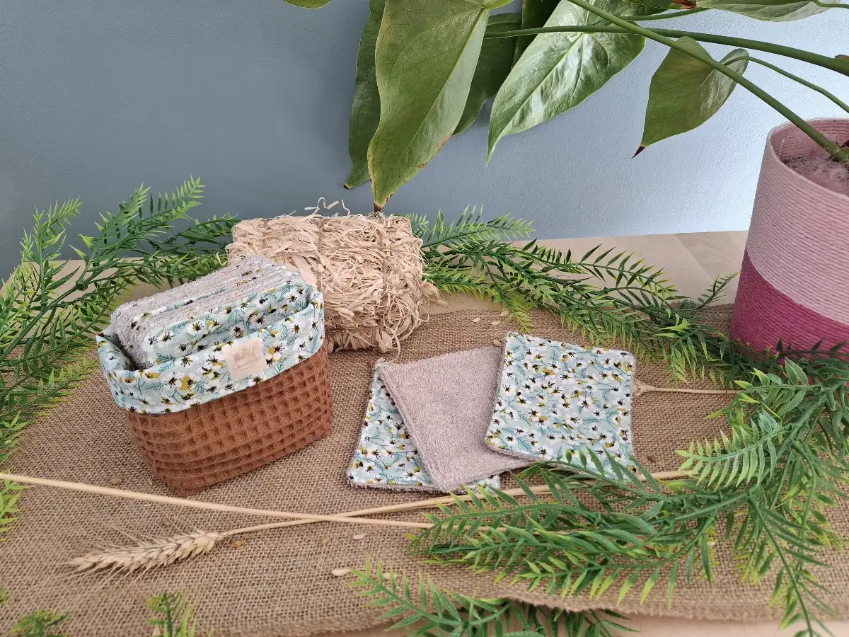 Panier et ses lingettes démaquillantes nid d'abeille Camel