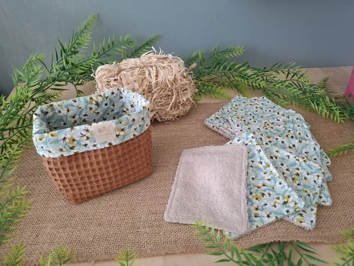 Panier et ses lingettes démaquillantes nid d'abeille Camel
