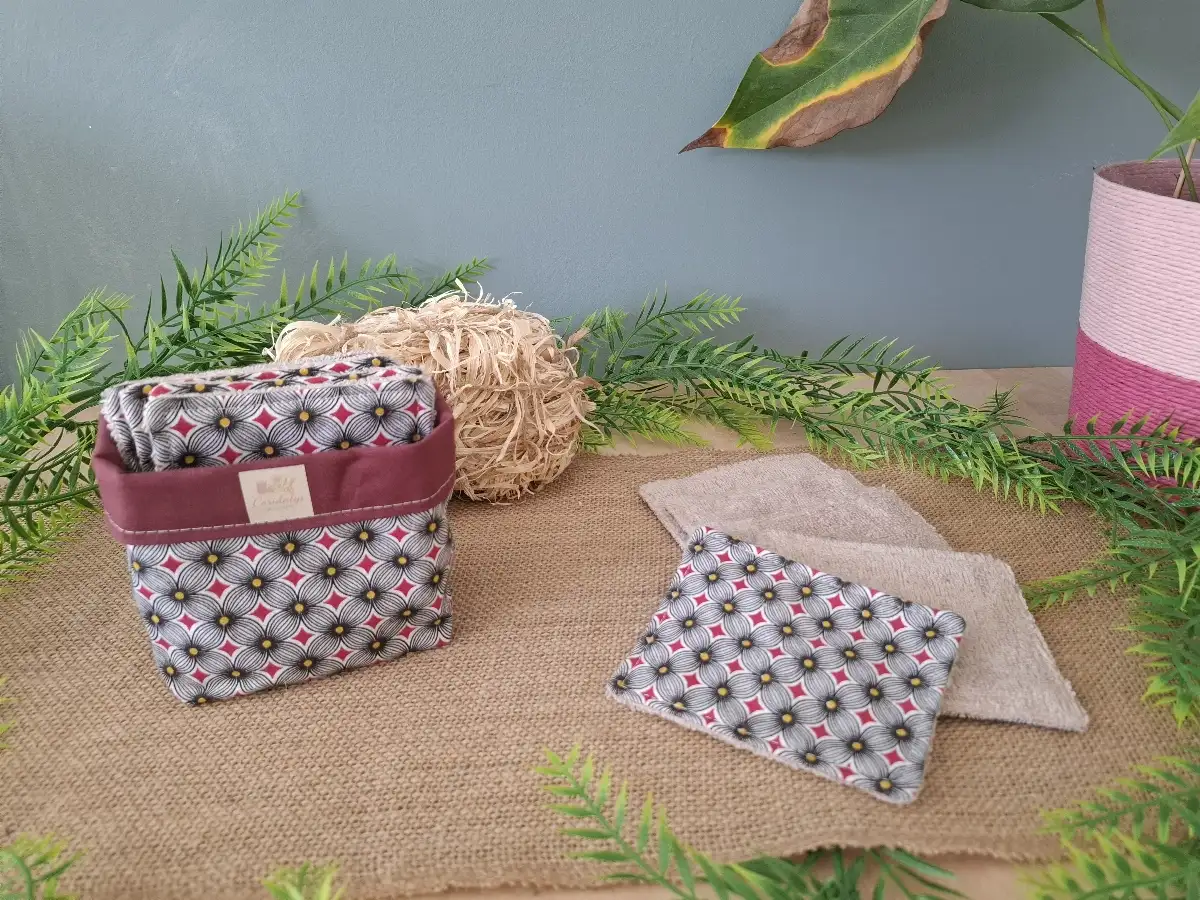 Panier et ses lingettes démaquillantes sur fond bordeaux