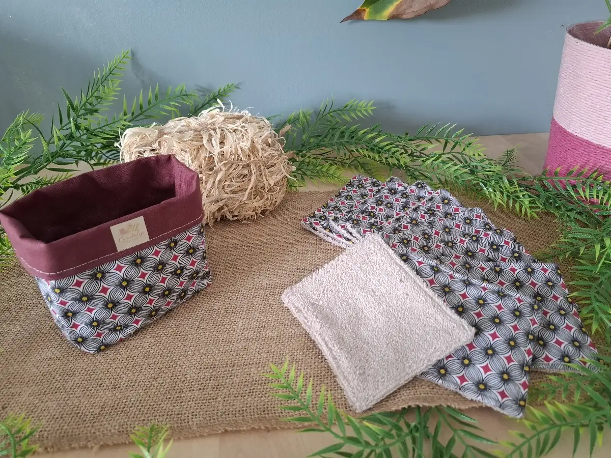 Panier et ses lingettes démaquillantes sur fond bordeaux