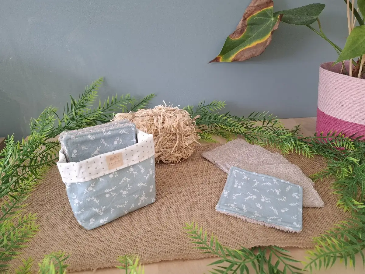 Panier et ses lingettes démaquillantes à fleurs sur fond bleu ciel