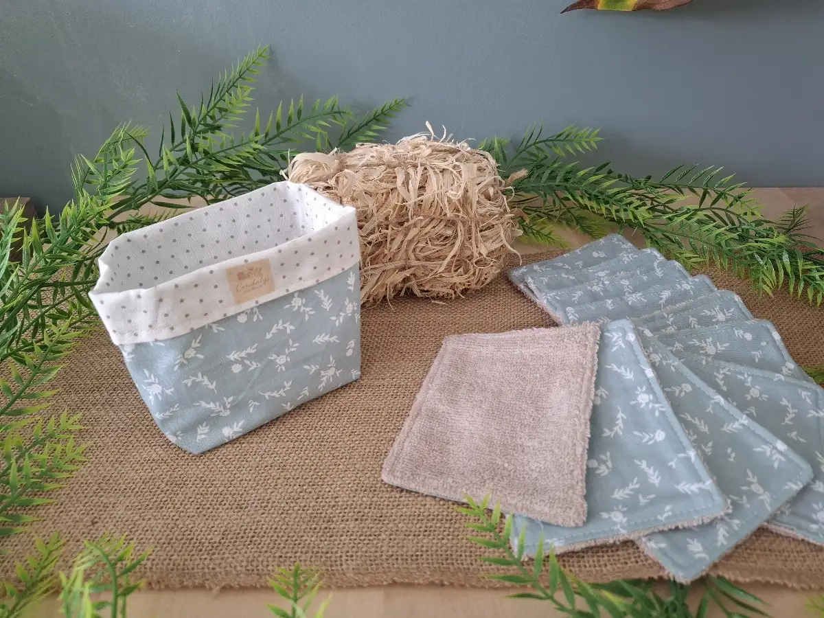 Panier et ses lingettes démaquillantes à fleurs sur fond bleu ciel